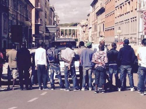 Macerata, i migranti bloccano il traffico: momenti di tensione