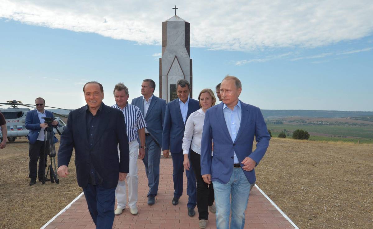 Berlusconi va in Crimea da Putin. Kiev: "Legittima un'occupazione"