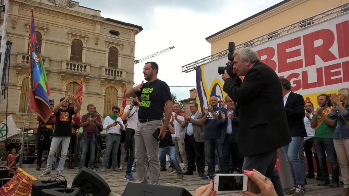 Salvini minaccia Renzi: "O riformi le pensioni ​o occupiamo il ministero"