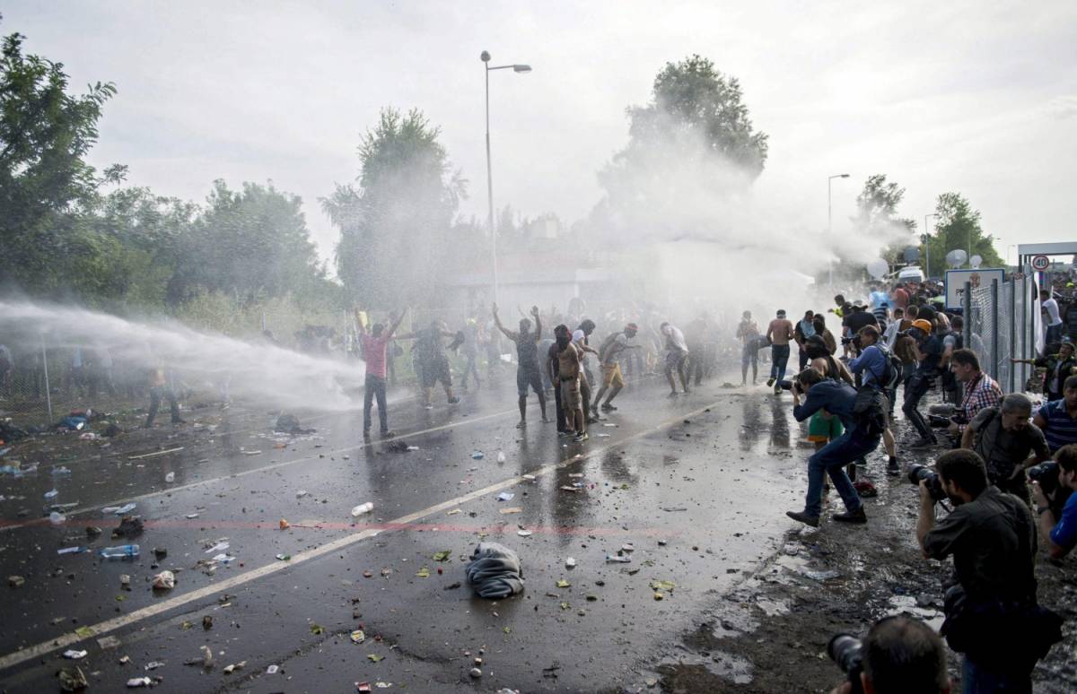 Ungheria, al confine scontri con i migranti. La polizia usa lacrimogeni