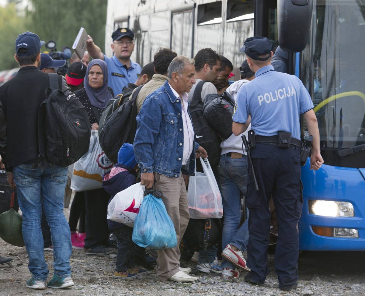 Rifugiati salgono su un bus a Dugo Selo, a est di Zagabria