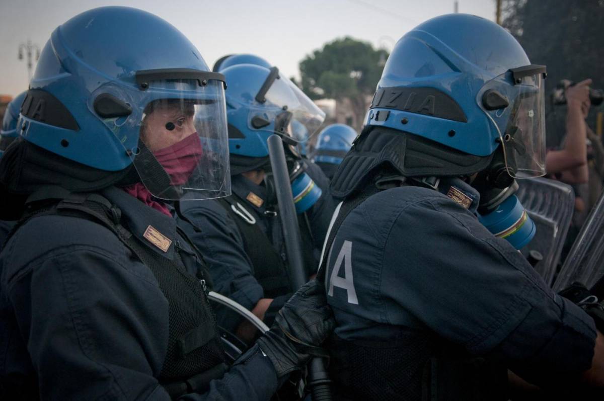 Sicurezza: numero identificativo per i reparti di polizia e arresto differito per i mascherati