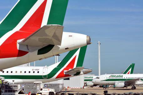 "Renzi alza le tasse aeroportuali per i cassa integrati di Alitalia"