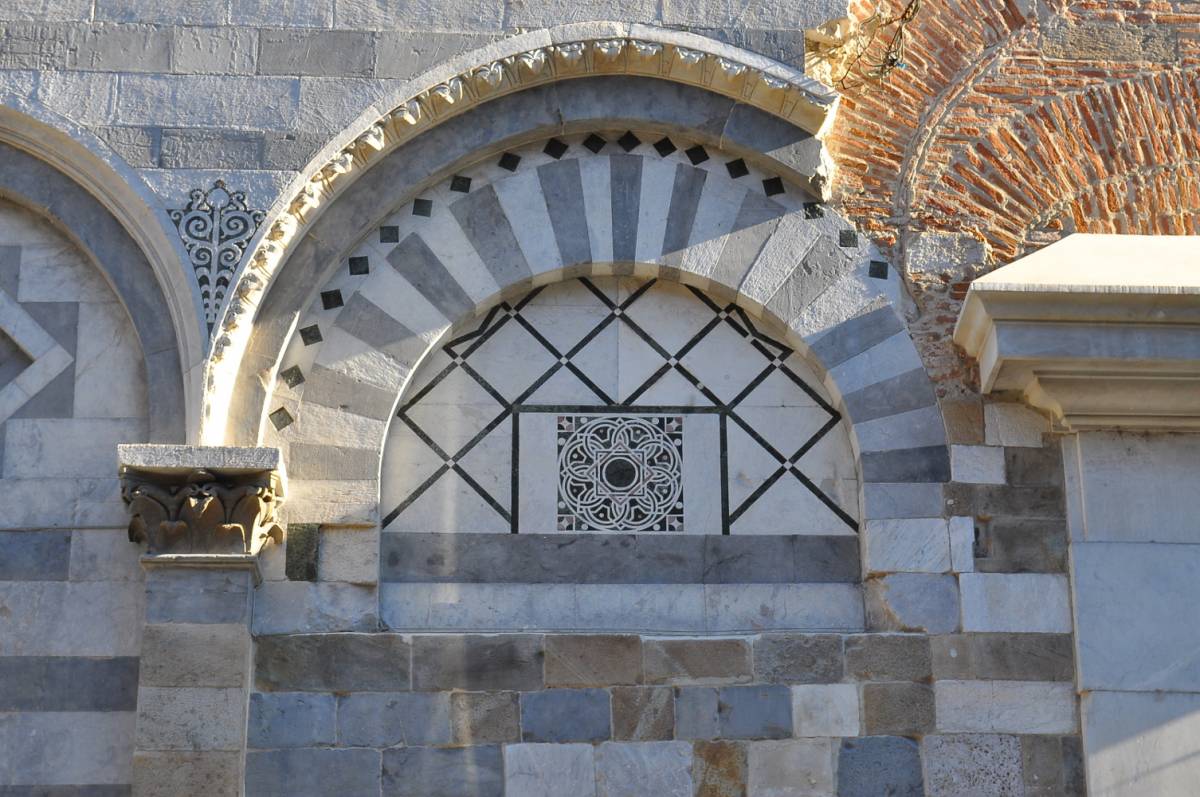 Citazione di Fibonacci riemerge sulla facciata ​di una chiesa di Pisa