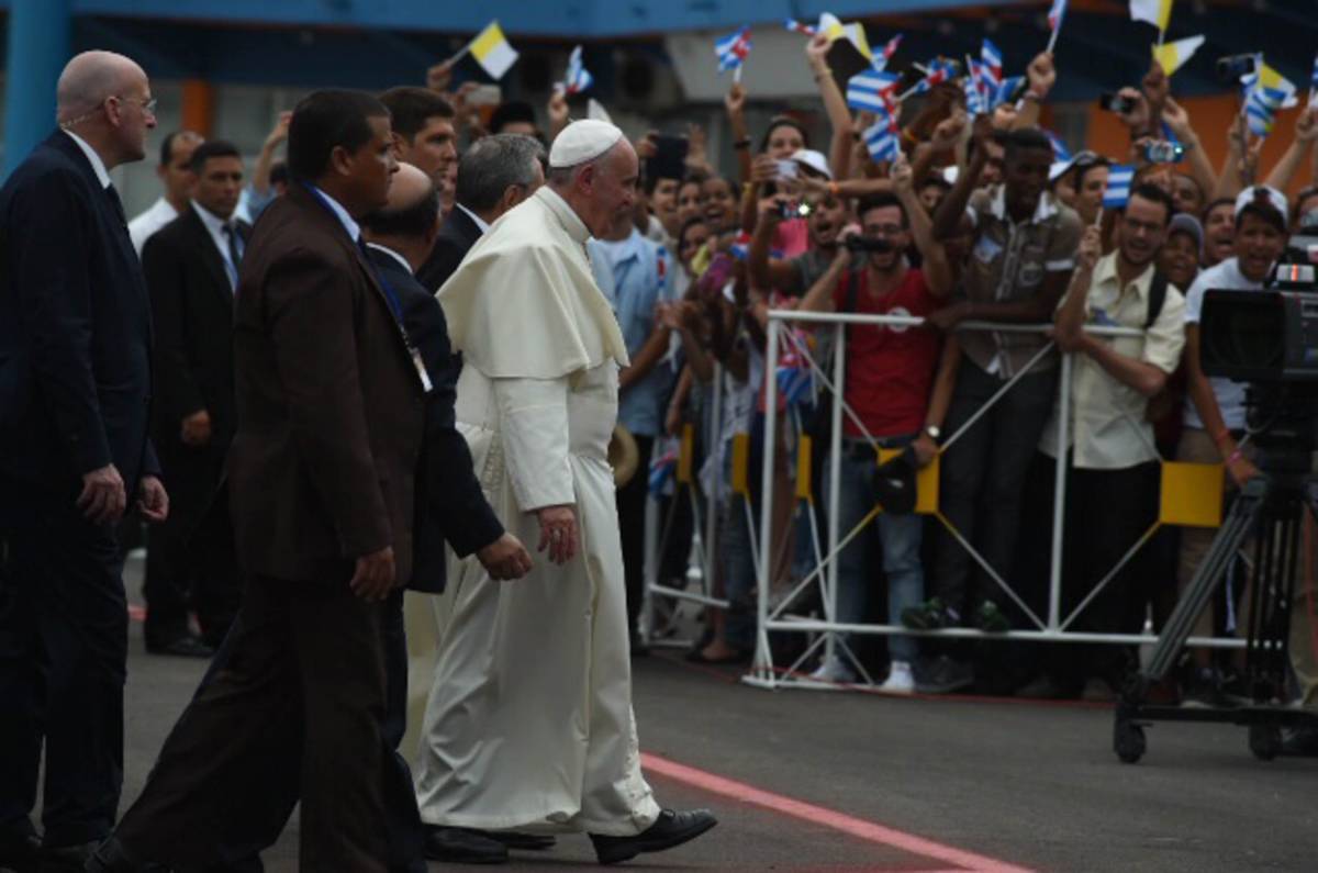 Il Papa atterra a Cuba: "Mondo assetato di pace"