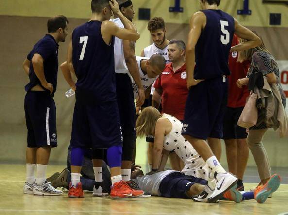 Basket: attacco cardiaco in campo a Brescia, grave Alessandro Pagani