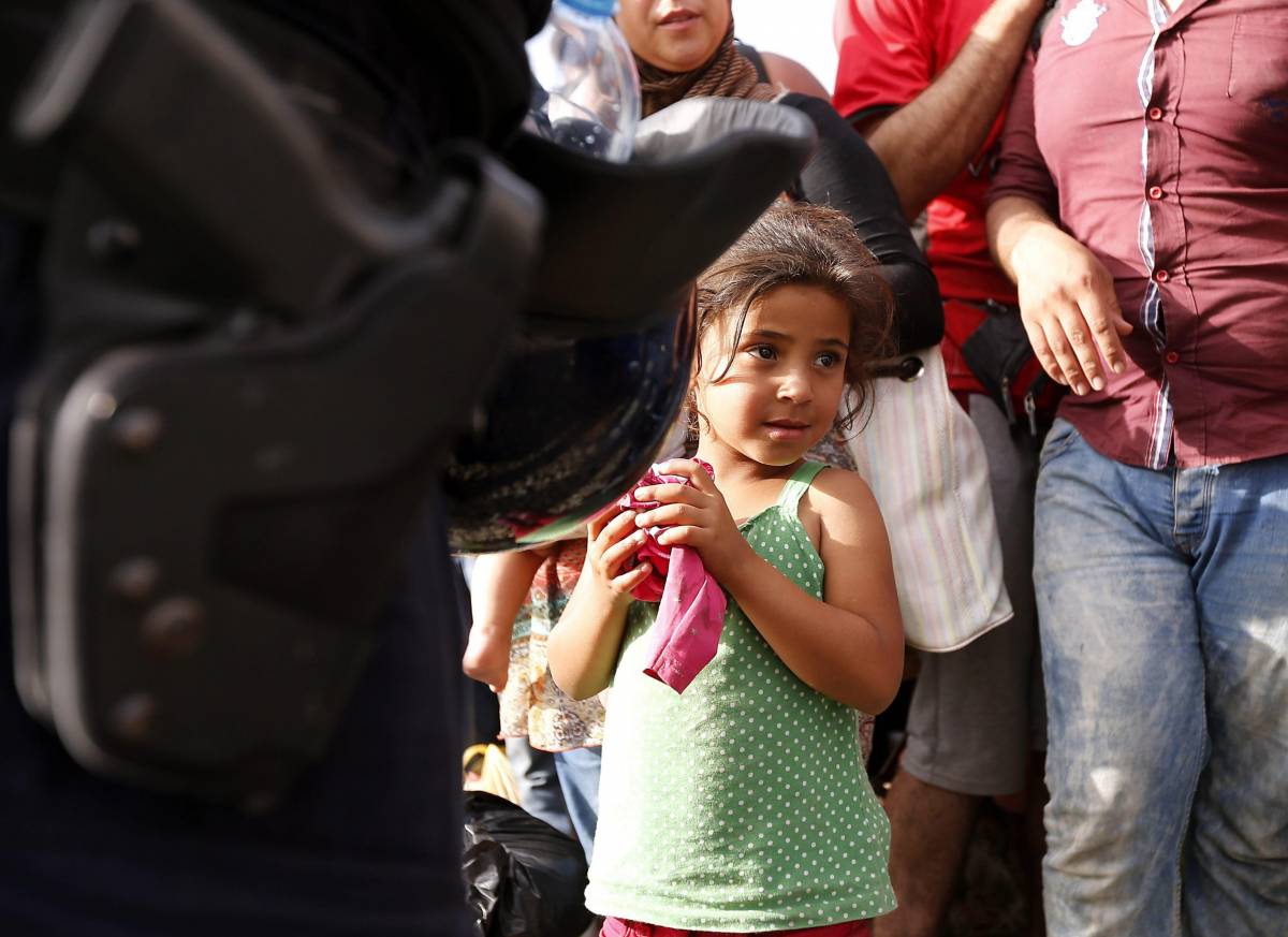 Se i fotografi usano i bimbi per piegare l'opinione pubblica a aprire le frontiere ai migranti