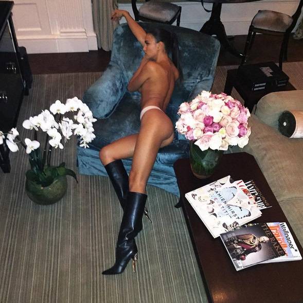 Irina Shayk nuda e tacchi a spillo: Instagram bollente per la top model