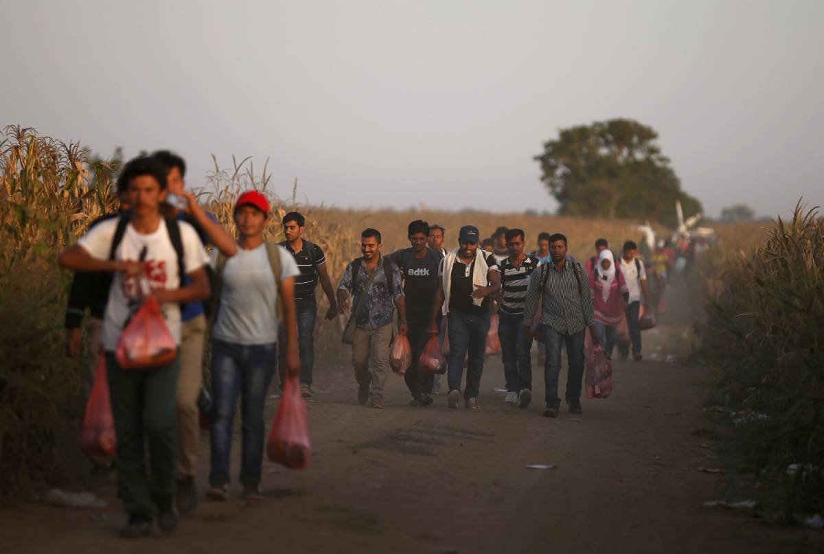 Parroco anti-migranti: "Invasione legalizzata, fa mangiare i buonisti"