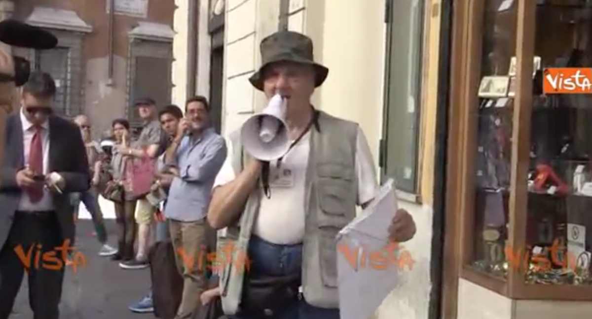 Pensionato schiaffeggia Renzi durante direzione Pd: "Io ho fame"