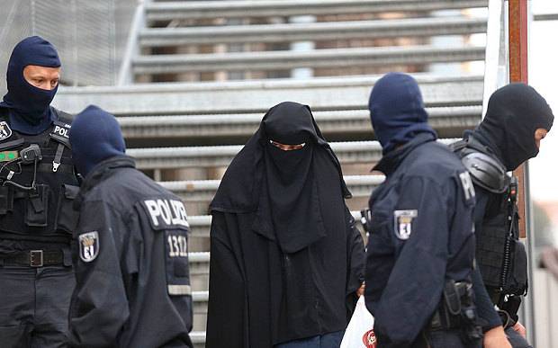 La polizia di Berlino: "Isis recluta terroristi tra i richiedenti asilo"