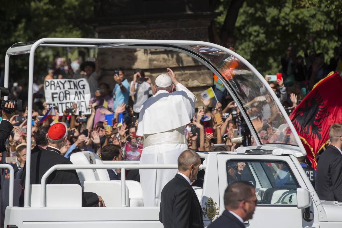 Il Papa ai vescovi Usa: "Pedofilia ferita aperta della chiesa"