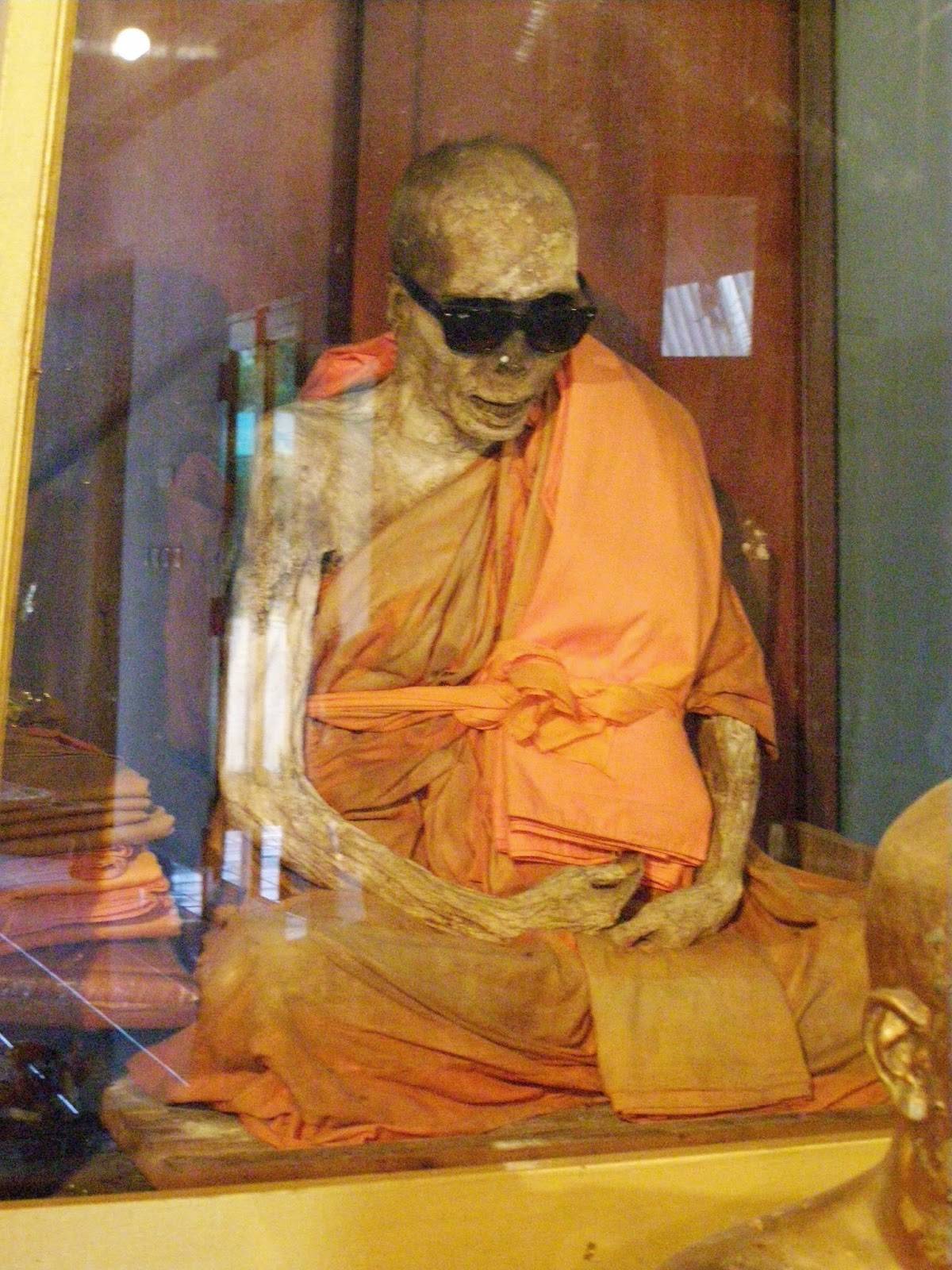 Il monaco buddista: morto da 90 anni ma il corpo è caldo