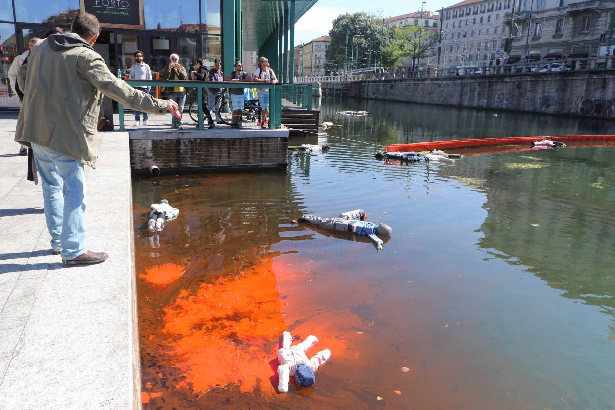 Manichini in acqua e vernice, Darsena rosso sangue