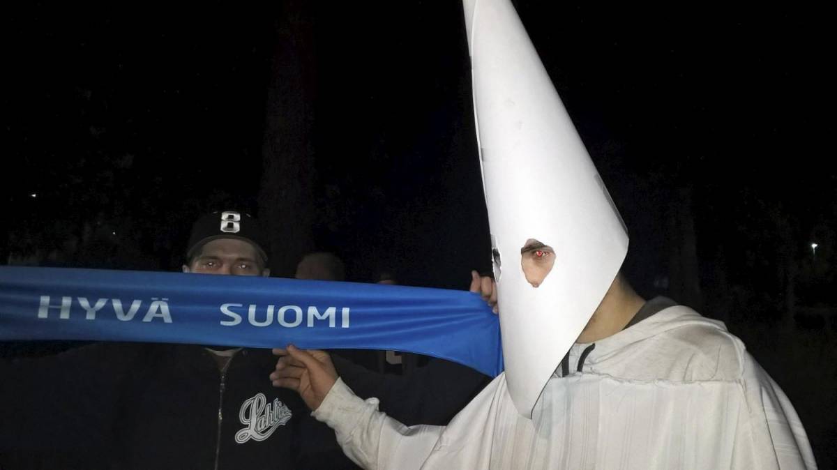Finlandia, pietre e vestiti da Ku Klux Klan contro i profughi