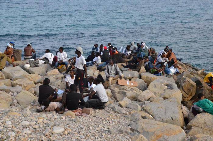 Migranti sulla spiaggia di Ventimiglia