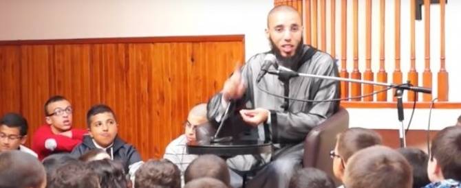 Francia, l'imam ai bambini: "Chi ascolta musica diventa un maiale o una scimmia"