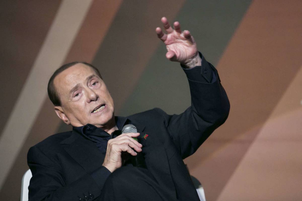 Berlusconi accusa l'Ue: "È in mano a incapaci"