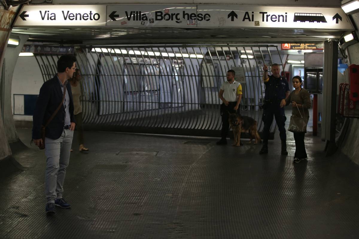 Roma, metro a pezzi: crolla il controsoffitto