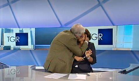 Gene Gnocchi, al Tg Puglia si alza e bacia la conduttrice 
