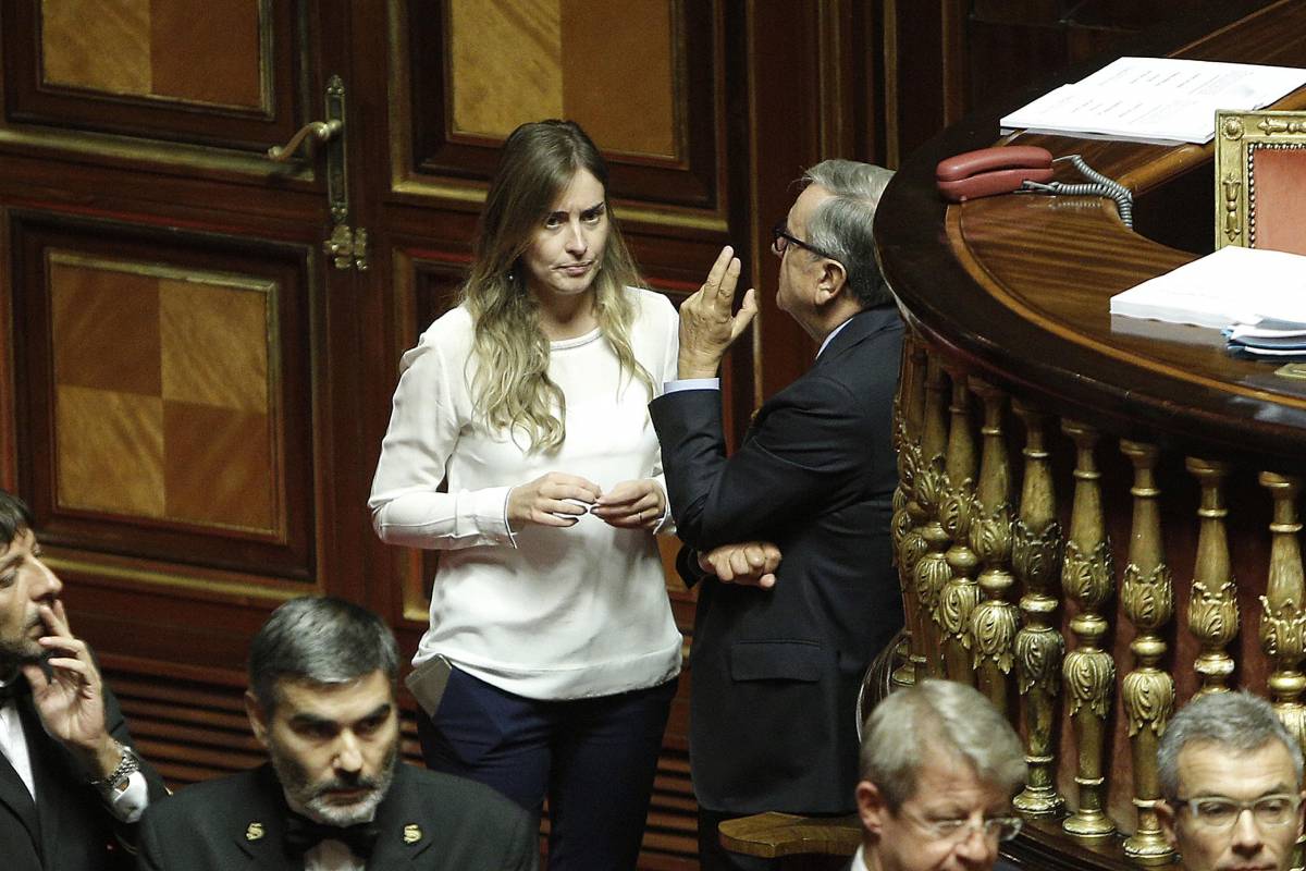 Maria Elena Boschi e Maurizio Saccon in Senato durante le votazioni