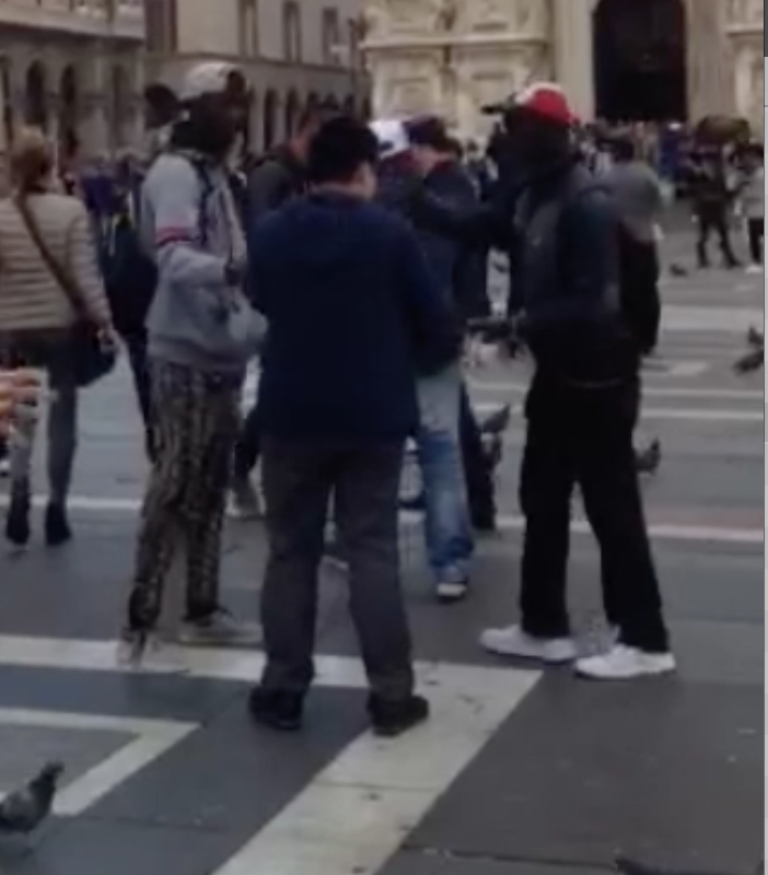 Turisti accerchiati in piazza Duomo: così immigrati estorcono denaro