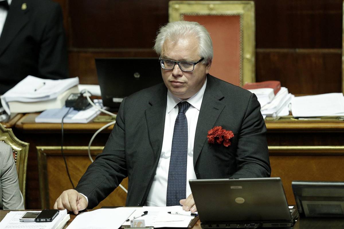 Senato, seduta sospesa: polemiche su gesto osceno