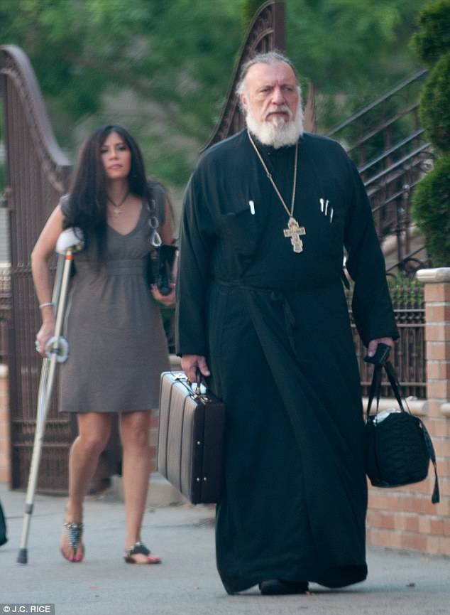 Sesso, fetish e tacchi a spillo: trema la chiesa ortodossa Usa