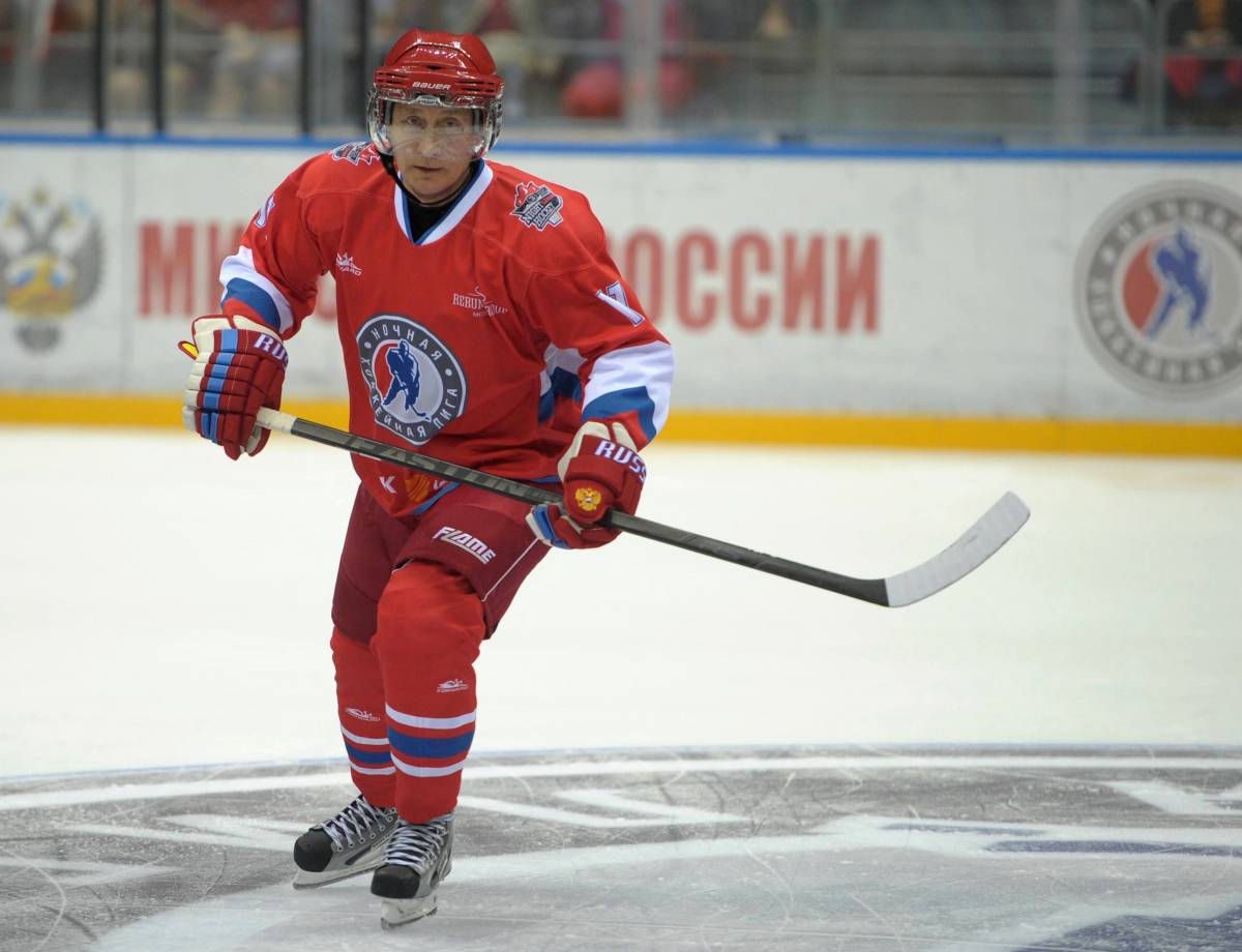 Putin compie gli anni e festeggia giocando a hockey