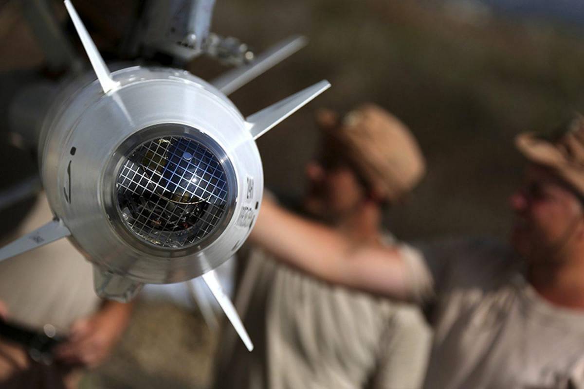 Tecnici dell'aeronautica russa al lavoro alla base siriana di Latakia