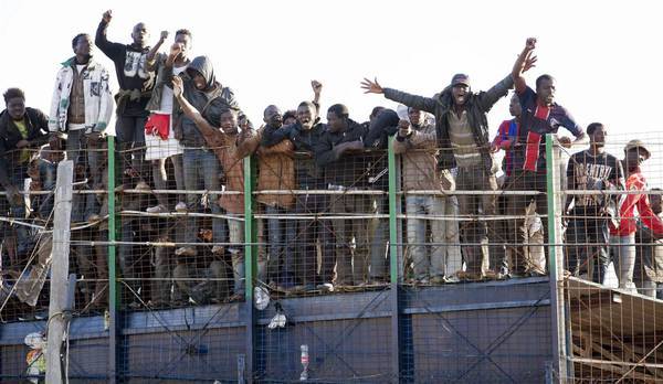 A Ceuta sale la tensione, continui i tentativi dei profughi di penetrare in Spagna 