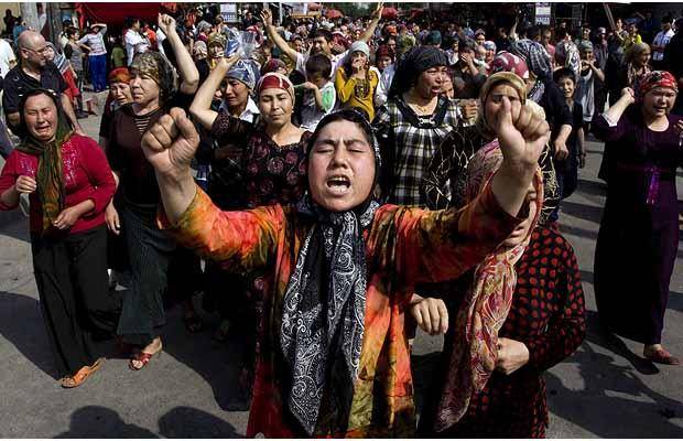 Una manifestazione dei cinesi di etnia Han contro gli uiguri