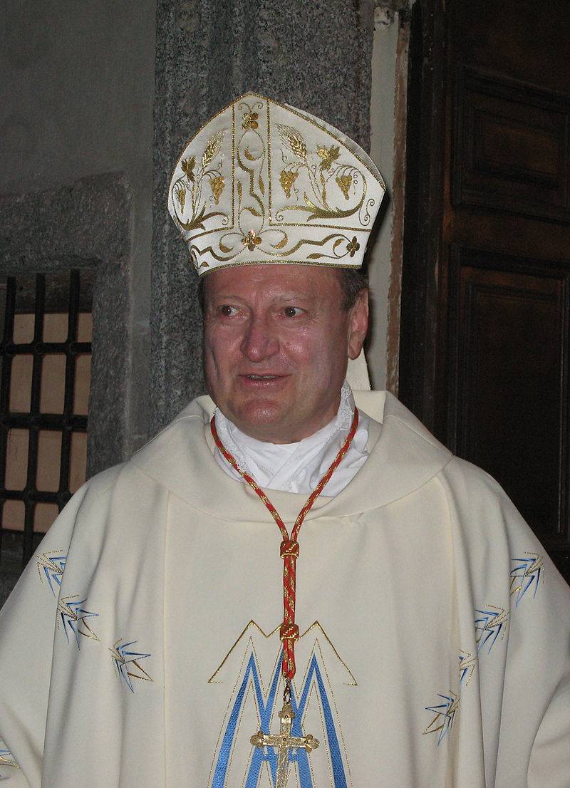Il Cardinal Ravasi: "Agitare il crocefisso è un rituale magico"