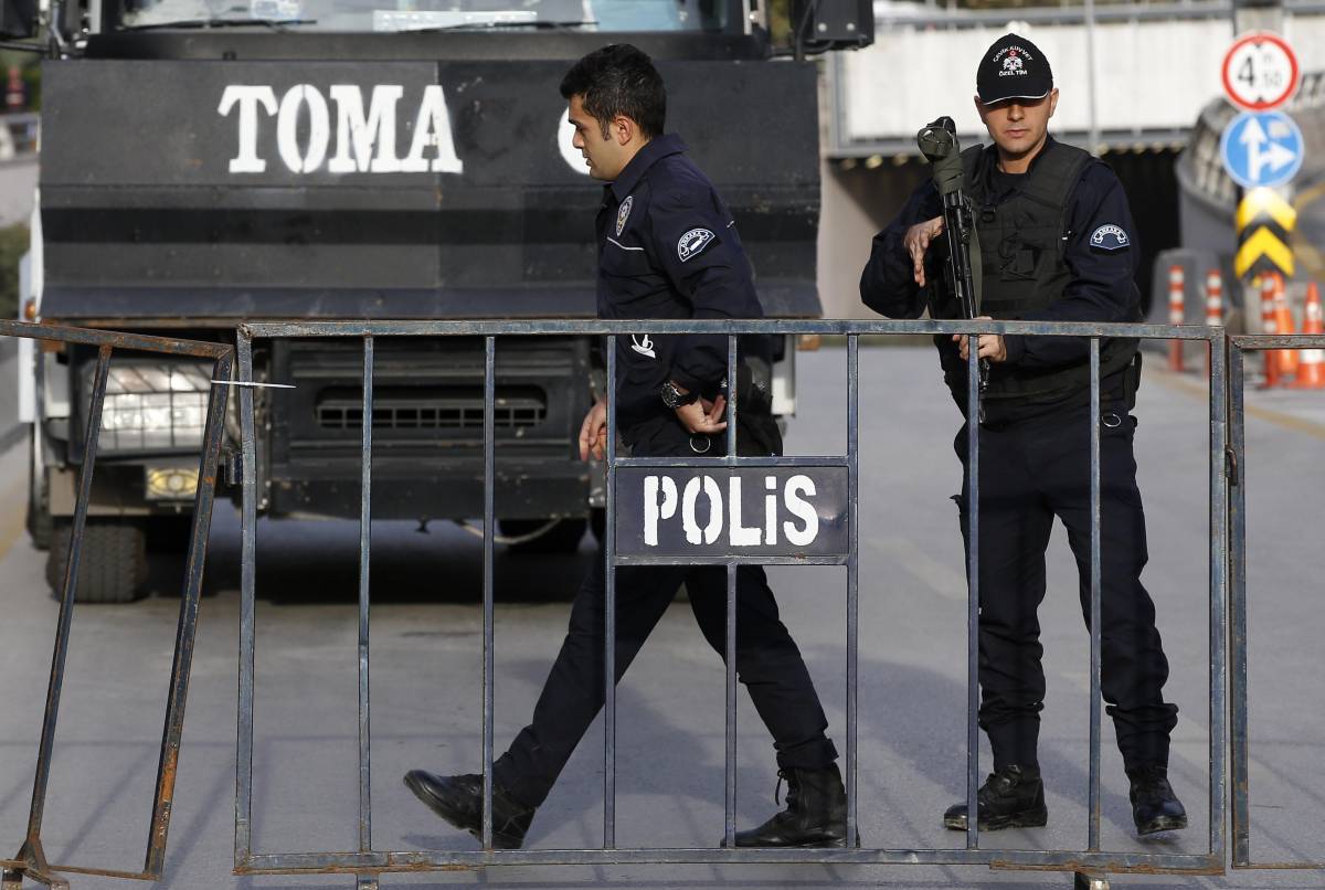 La Turchia piange i suoi morti e dà la caccia ai killer: 50 arresti
