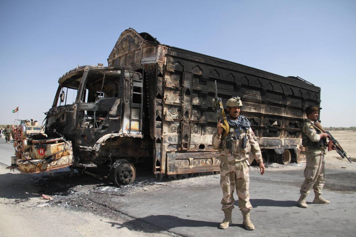 Un camion bruciato dai talebani blocca l'autostrada a Ghazni, in Afghanistan