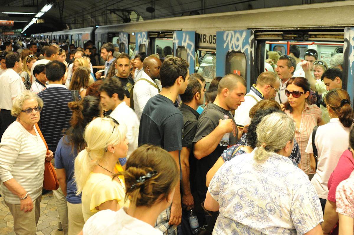Roma, caos in metro: deraglia un treno, passeggeri a piedi