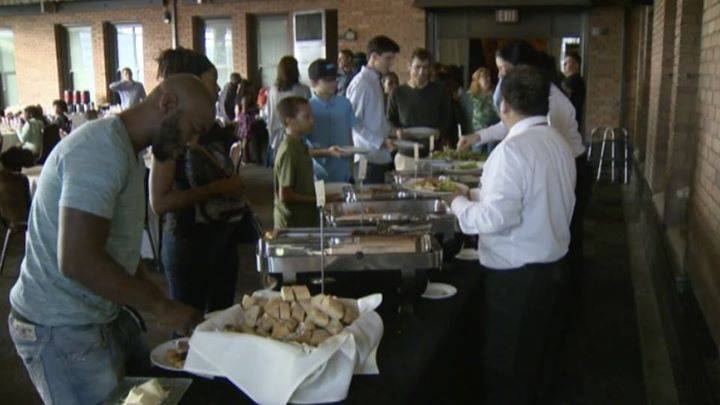 Sacramento: scaricata sull'altare, pranzo nuziale ai senzatetto