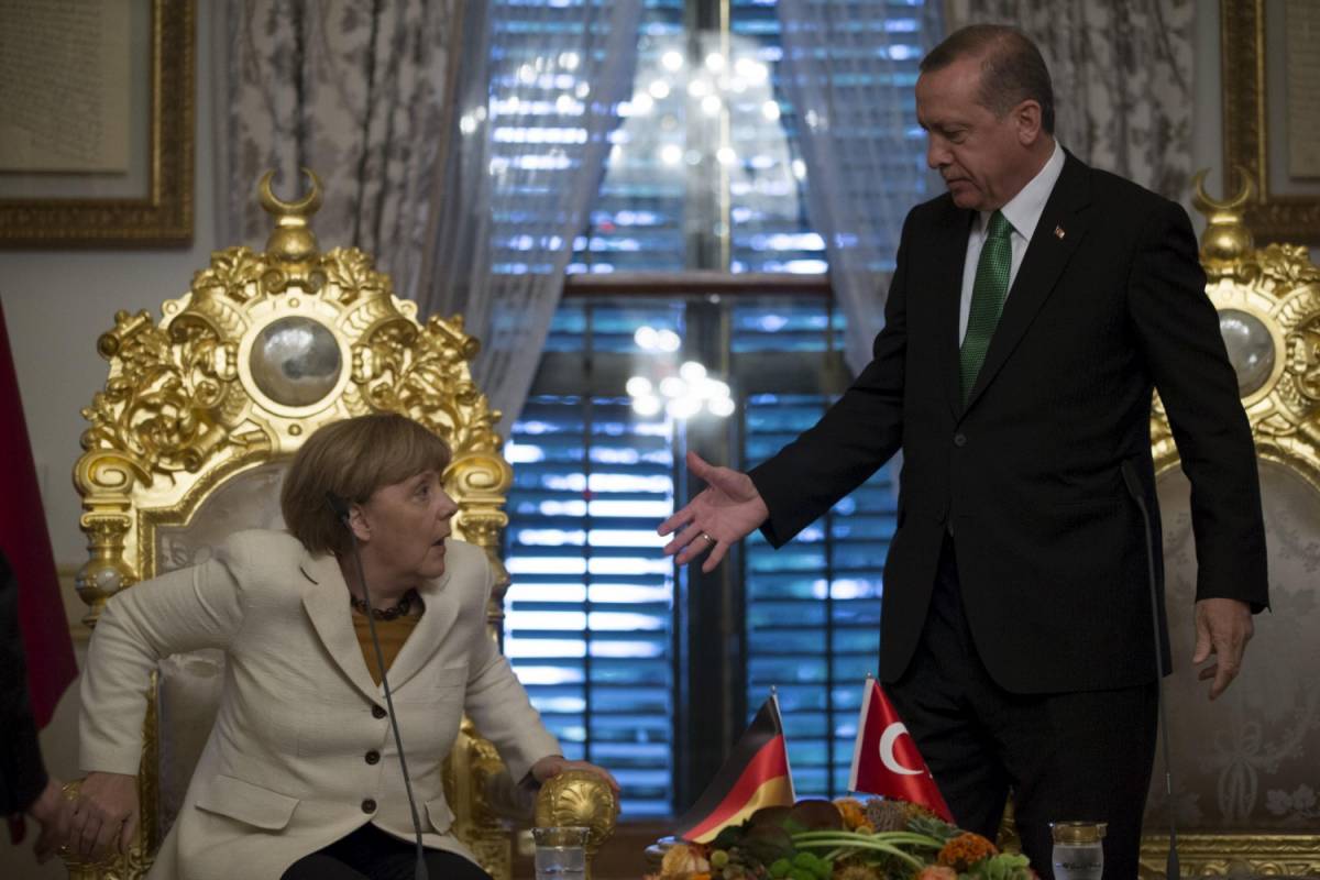 Il ricatto del Sultano: chiede alla Merkel 3 miliardi per i profughi