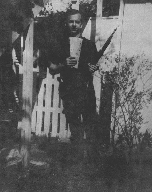 Autentica la foto di Oswald con il fucile che uccise JFK