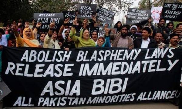 Pakistan: cristiano di 18 anni rischia la pena di morte per un like su facebook
