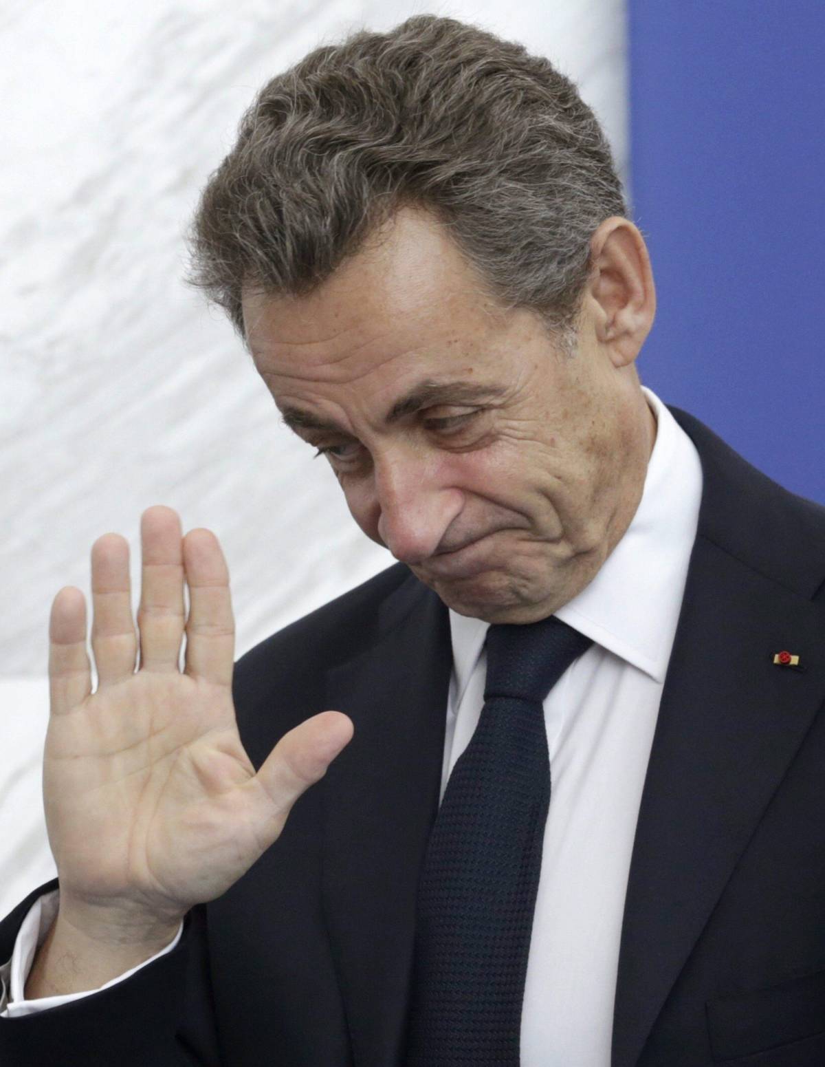 Sono spariti i sorrisini: Sarkozy triste e isolato