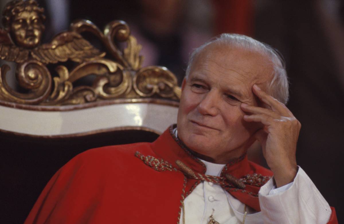 Spettacolo teatrale choc: sesso orale sulla statua di Giovanni Paolo II
