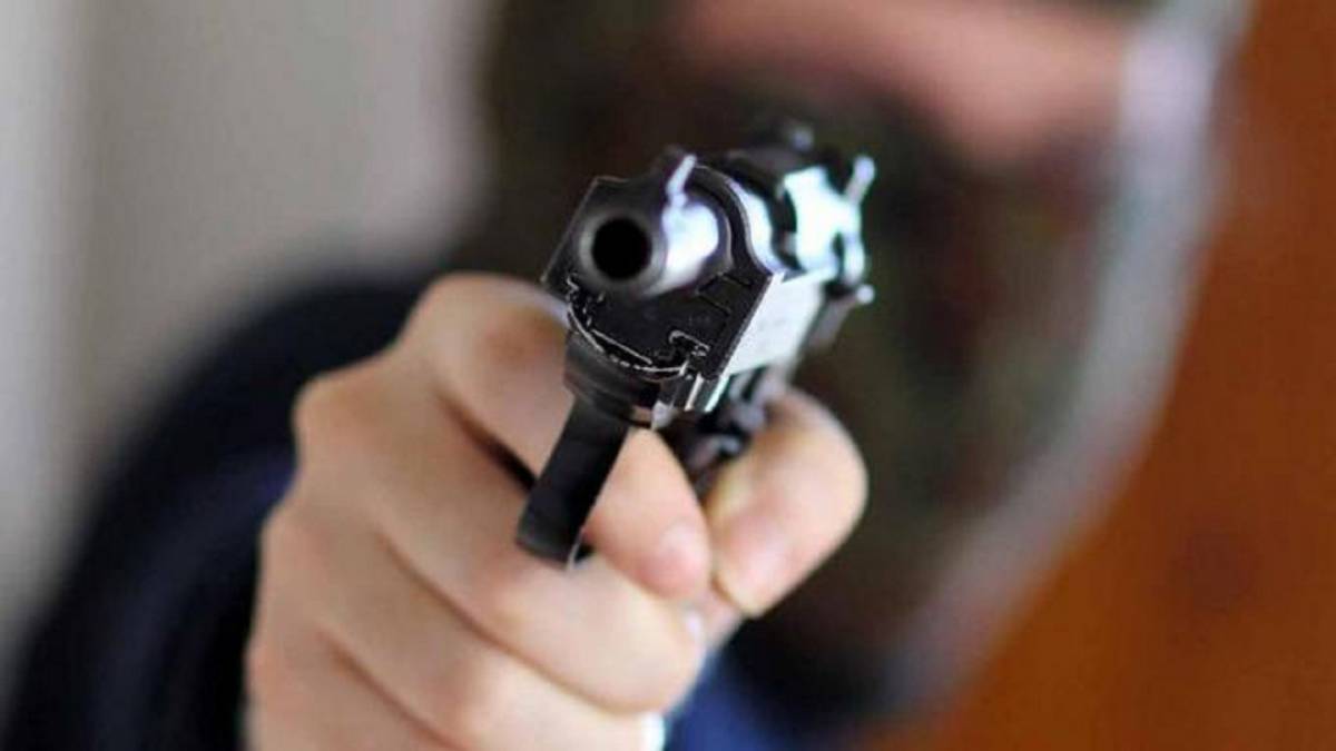 Stranieri sequestrano la famiglia durante la rapina: pistole puntate alla gola