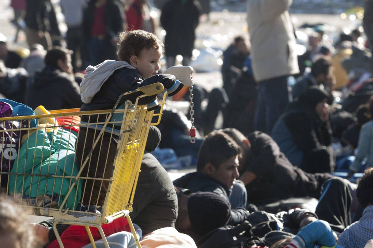 Migranti in attesa di un bus al confine tra l'Austra e la Slovenia