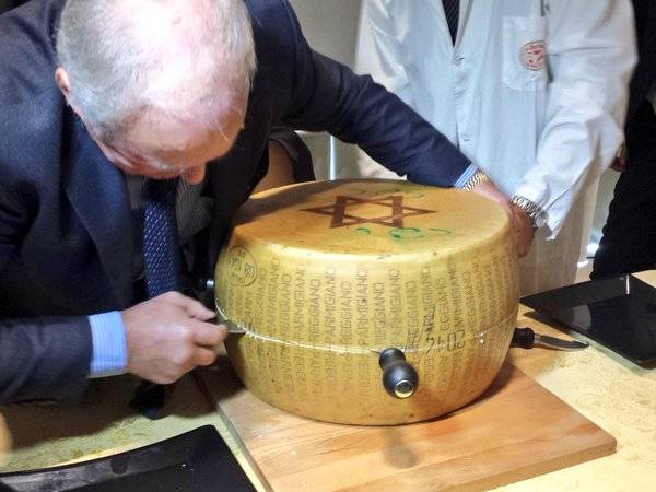 L'apertura della prima forma di Parmigiano kosher all'Expo