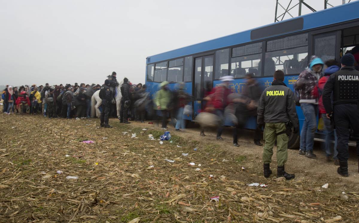 L'Europa travolta dai migranti: anche l'Austria alza un muro