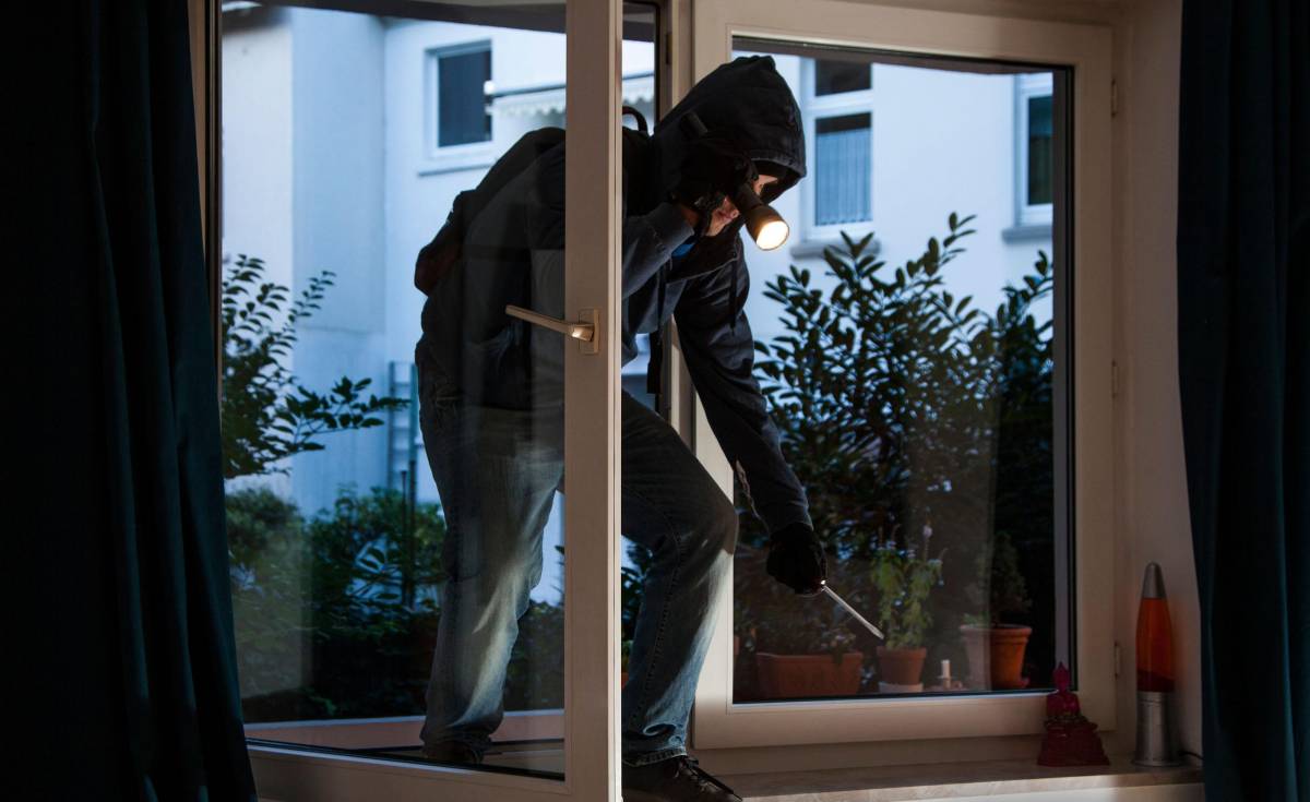 Ladro albanese cade dalla finestra durante il furto: è grave