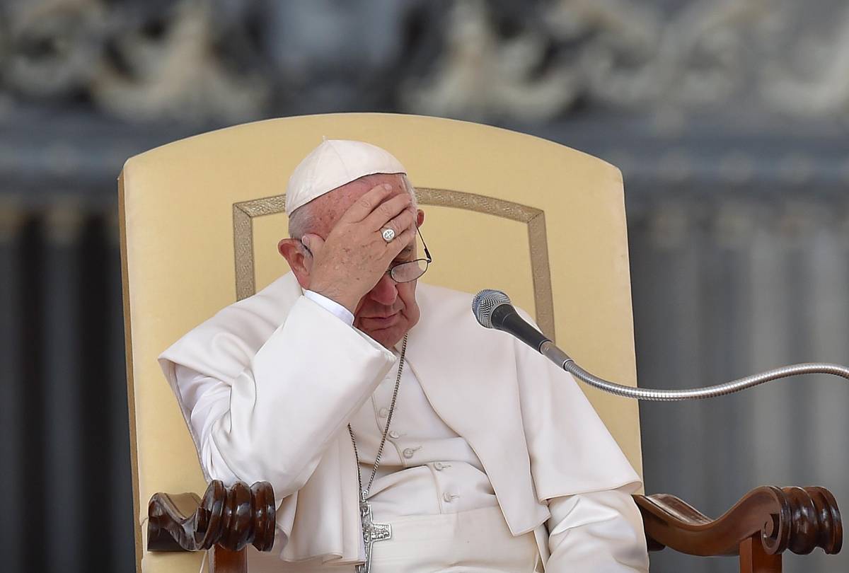 Allarme a Roma, Kalashnikov (finti) in auto: il Papa deve cambiare strada 