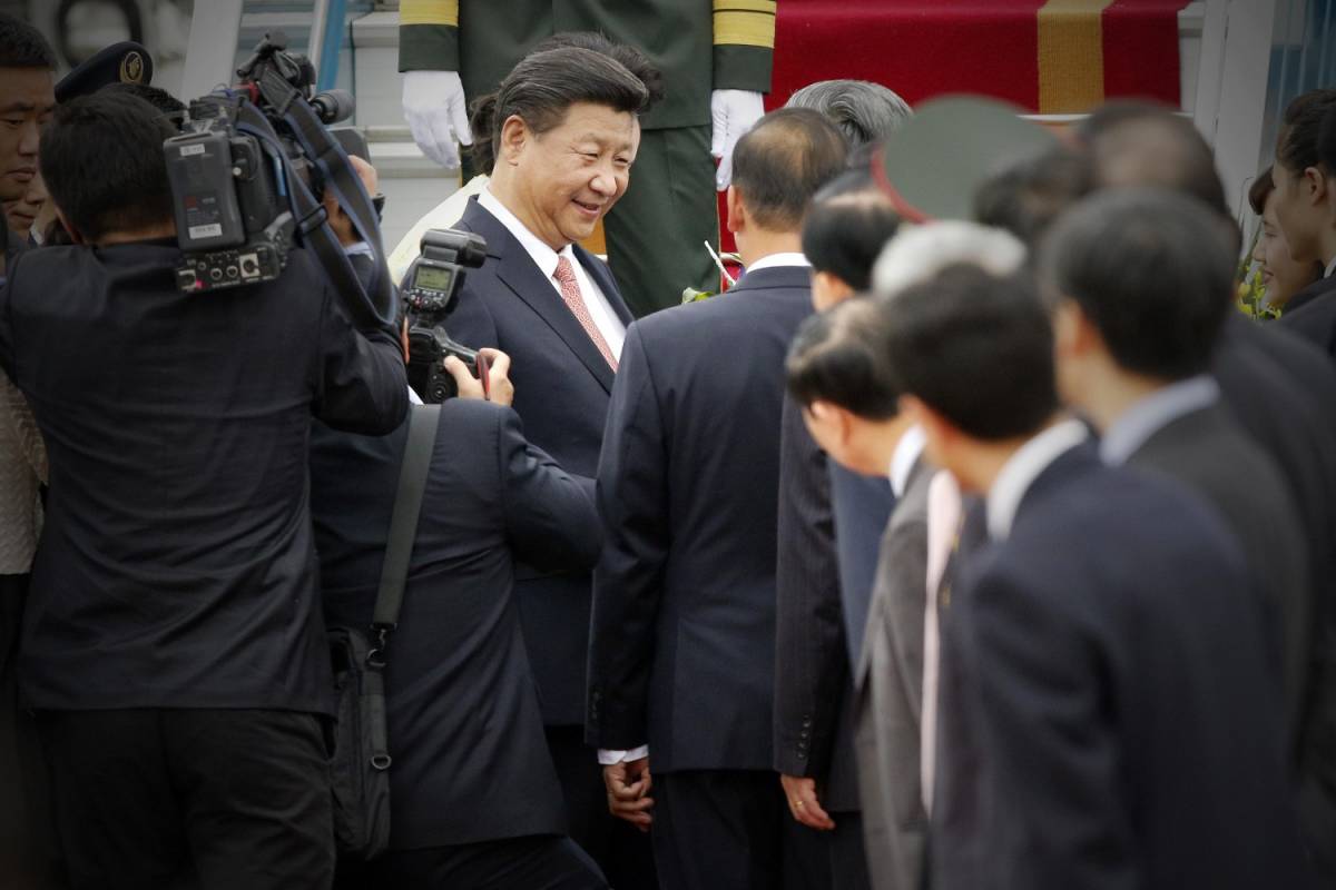 Xi Jinping arriva all'aeroporto di Noi Bai ad Hanoi, in Vietnam