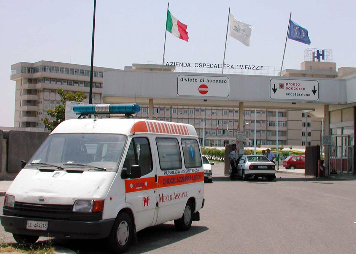 Lecce, ergastolano ruba la pistola: spara in ospedale e fugge su un'auto rubata